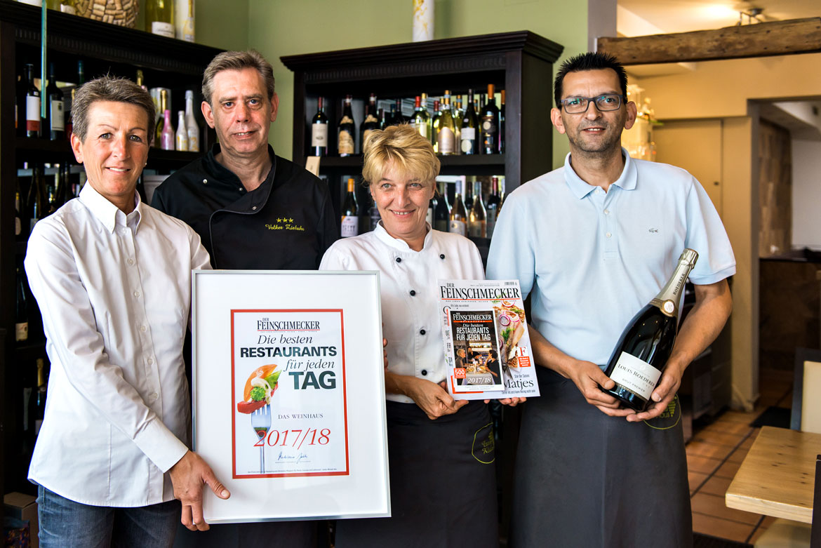Das Team vom Weinhaus mit der Urkunde des Restaurant-Guides Feinschmecker
